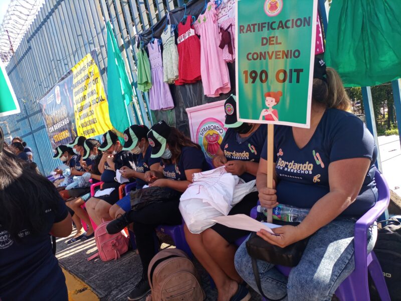 Trabajadoras de bordado en domicilio bordando cmo protesta frente a Asamblea Legislativa y M Inisterio de Trabajo